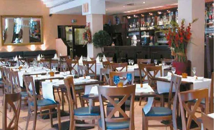 Geräumiges Opernfoyer mit Pausenbewirtung und "Wolken"-Kunstinstallation, ideal für einen kulinarischen Genuss während der Vorstellungspause in Deutschland.