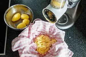 Geriebene rohe Kartoffeln bereit zur Verarbeitung