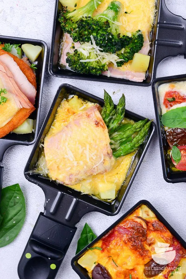 Gerollter Spargel im Schinkenmantel, gratiniert mit Sauce Hollandaise und Parmesan im Raclette Pfännchen, eine festliche Raclette Idee.