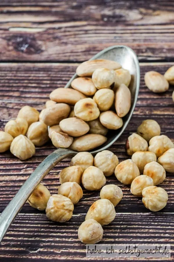 Geröstete Haselnüsse und Mandeln