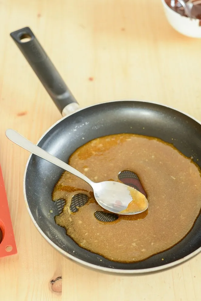 Geröstete Mandeln werden dem Salzkaramell hinzugefügt, um die Florentiner-Masse zu bilden.