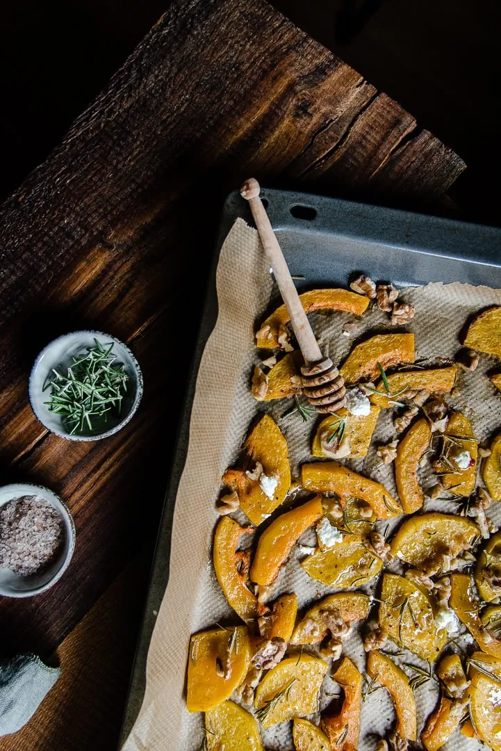 Gerösteter Butternut-Kürbis mit Walnüssen, Ziegenkäse und Rosmarin