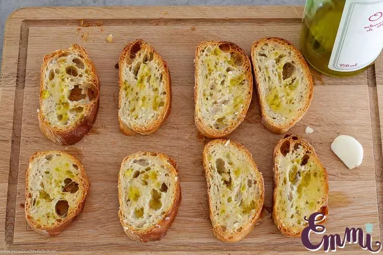 Geröstetes Brot wird mit Knoblauch eingerieben.