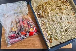 Geröstetes Gemüse im Gefrierbeutel zum Abkühlen, damit sich die Haut der Paprika und Tomaten leichter abziehen lässt
