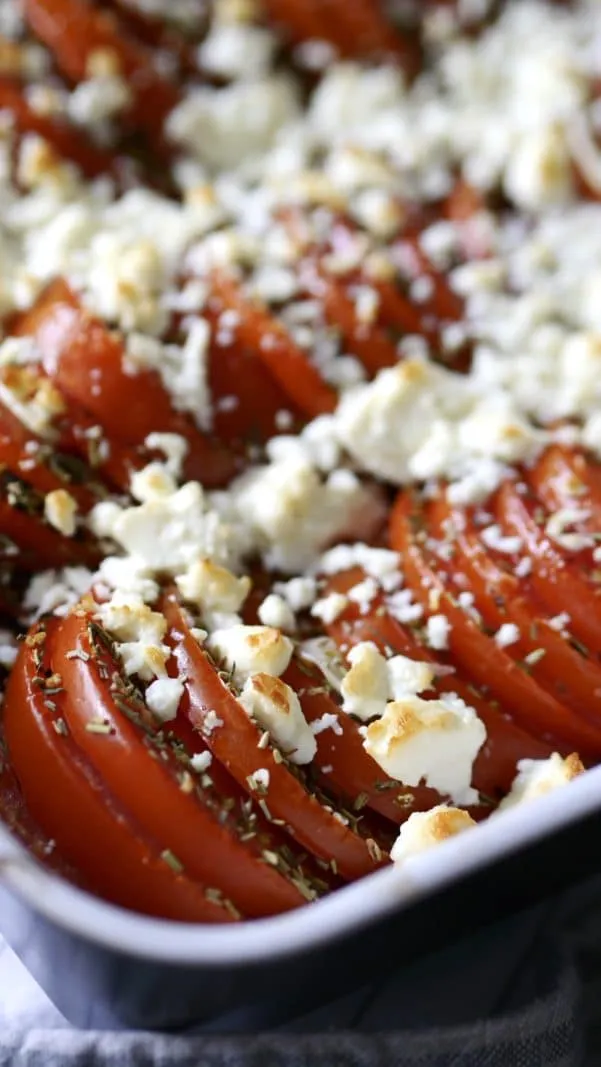Geröstetes Tomaten-Feta-Gericht aus dem Ofen als Hauptspeise