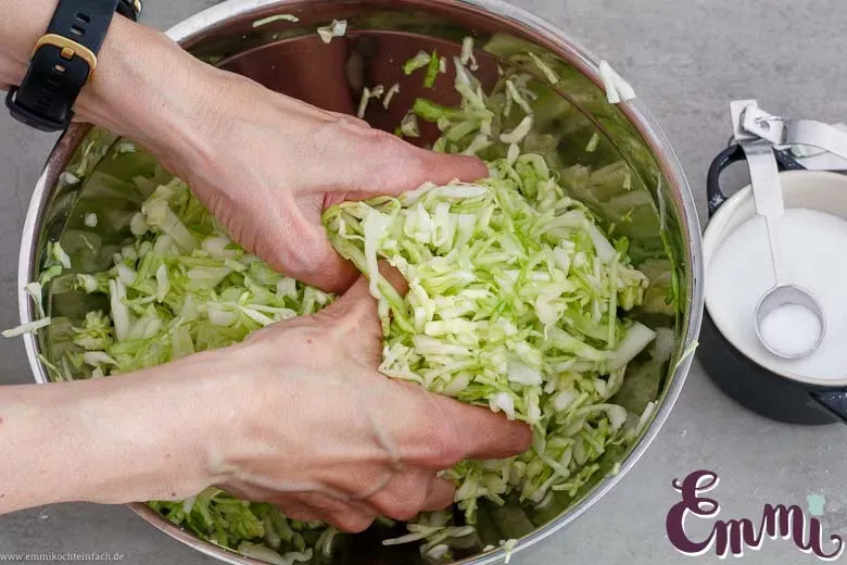 Gesalzener Weißkohl vermengen für zarten Coleslaw