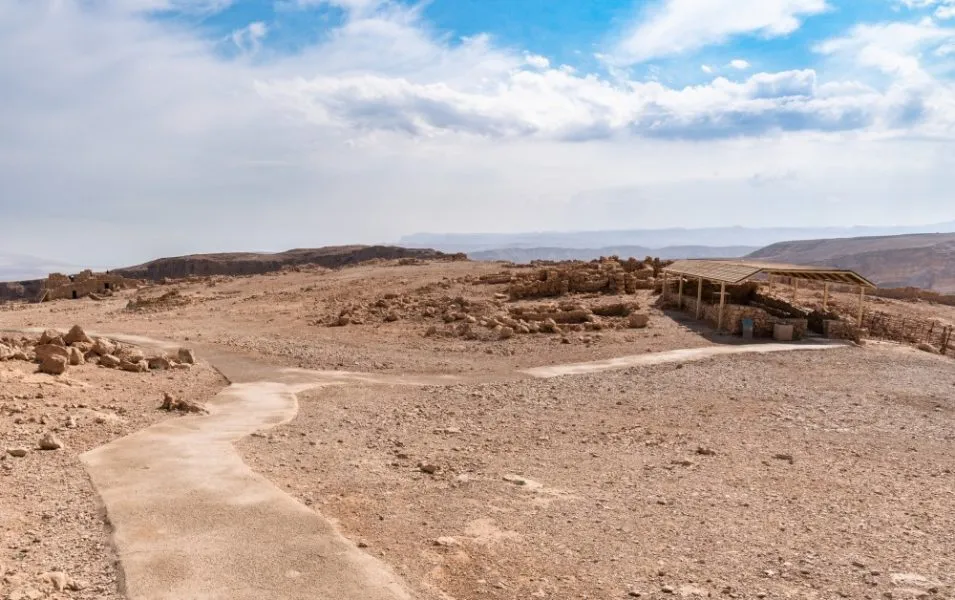 Gesamtanblick der weitläufigen archäologischen Stätte auf dem Masada-Plateau.