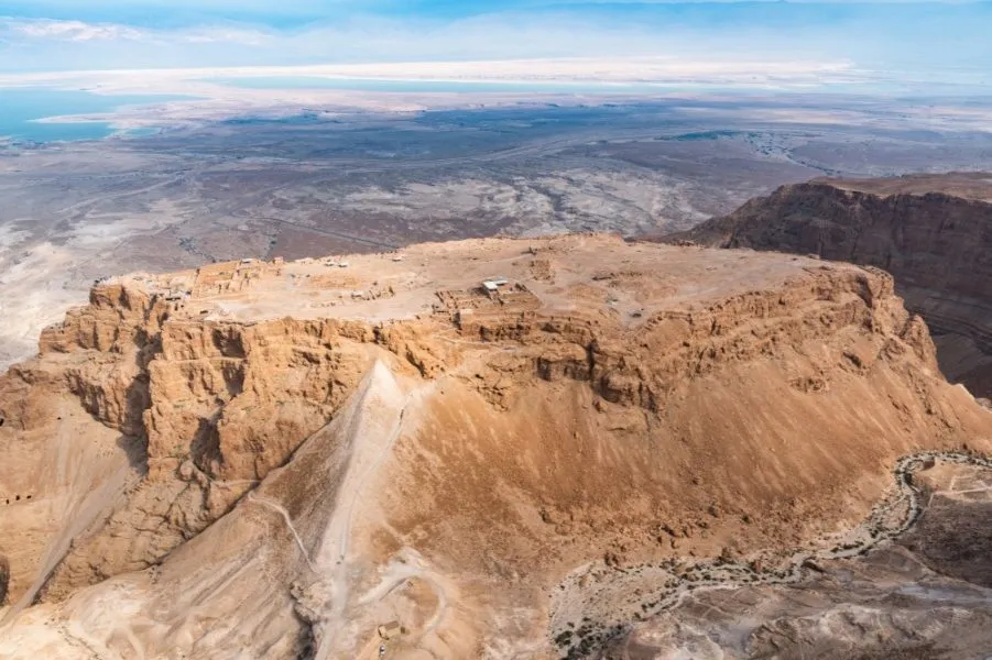 Gesamtansicht der Masada-Festung im Kontext der römischen Belagerungsinfrastruktur.