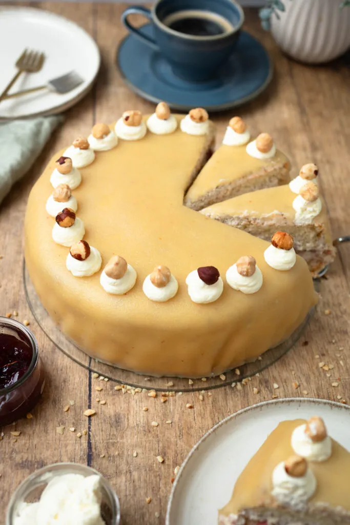 Gesamtansicht der Walnuss Marzipan Sahne Torte von oben
