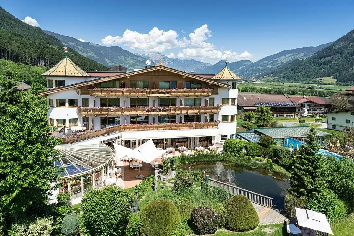 Gesamtansicht des Gartenhotel Magdalena in Ried im Zillertal, Österreich, das mit seinem umfassenden Angebot ein Top-Hotel mit Hund ist.