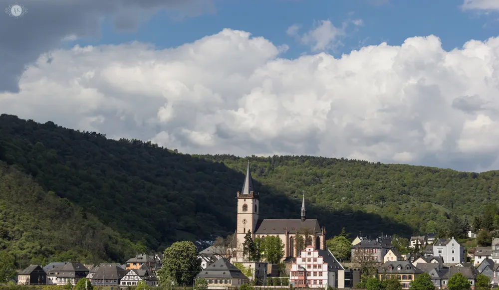 Gesamtansicht von Lorch am Rhein mit der beeindruckenden Pfarrkirche St. Martin im Zentrum