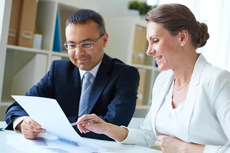 Geschäftsgespräch zur Kapitallebensversicherung: Kunden besprechen wichtige Konditionen vor dem Abschluss mit einem Berater, um das beste Angebot zu finden und Kosten zu verstehen.