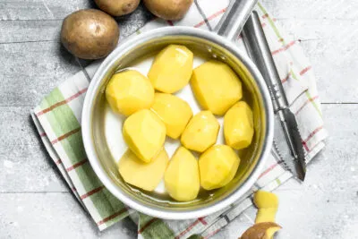 Geschälte Kartoffeln im Topf.