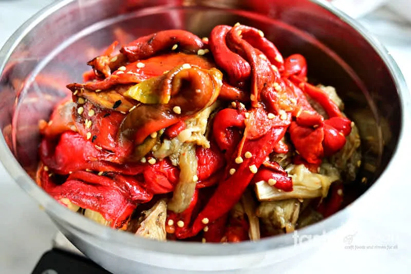 Geschälte süße Paprika und Auberginen.