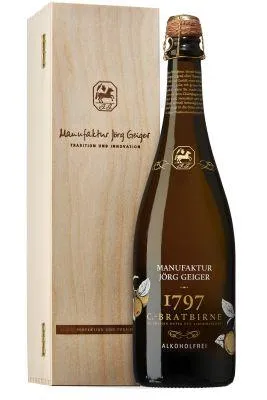 Geschenkverpackung mit alkoholfreiem Birnenschaumwein in Holzkassette