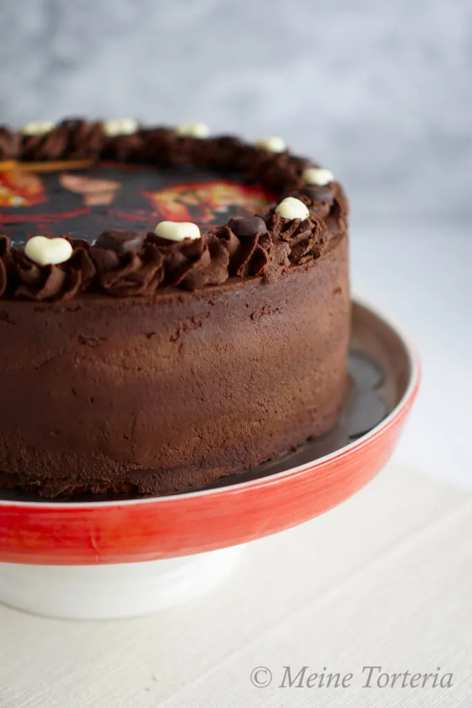 Geschichteter Schokoladenkuchen für den Geburtstag 25 mit cremiger Karamellfüllung zwischen den Böden