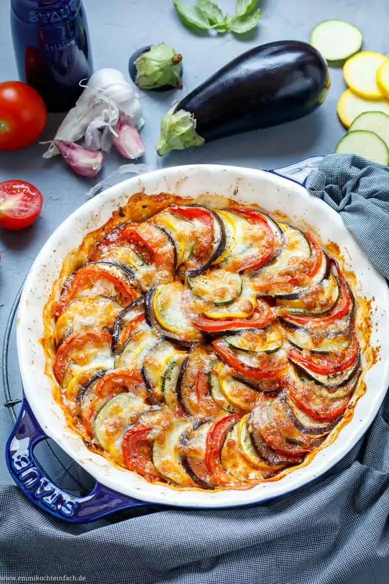 Geschichtetes Zucchini-Aubergine-Rezept aus dem Ofen in einer Auflaufform, fertig gebacken mit geschmolzenem Mozzarella.