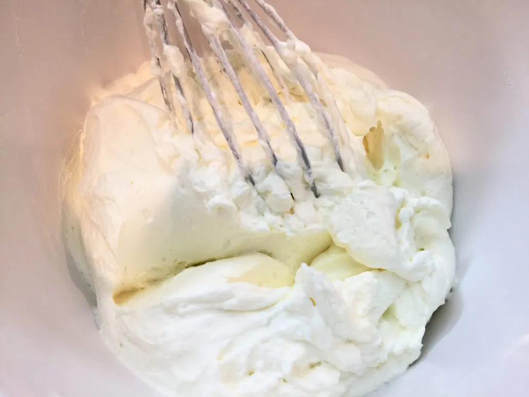 Geschlagene Sahne wird vorsichtig unter die Mascarpone-Quark-Mischung für das Spekulatius Dessert gehoben.