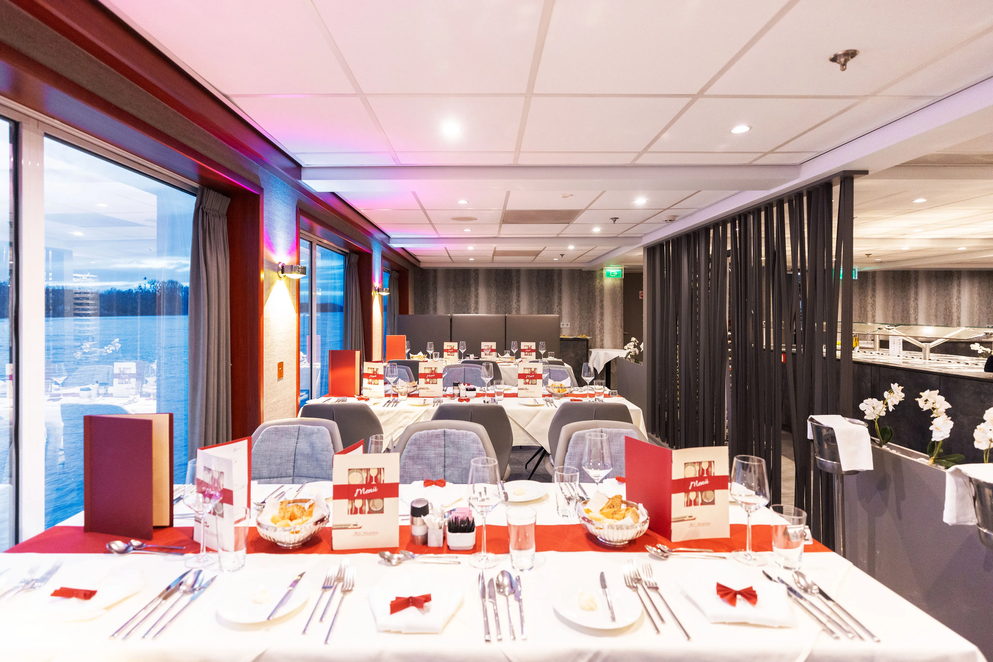 Geschmackvoll eingerichteter Essbereich im Restaurant der MS Nestroy mit Blick auf die Donau