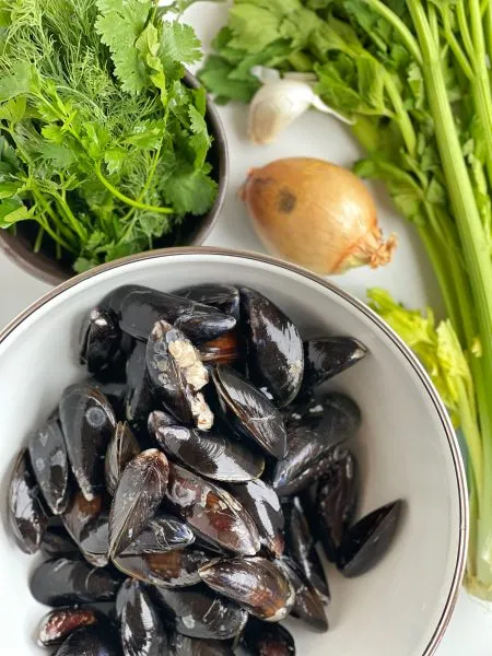 Geschmackvolle Miesmuscheln in einer würzigen Weißweinsoße, servierfertig