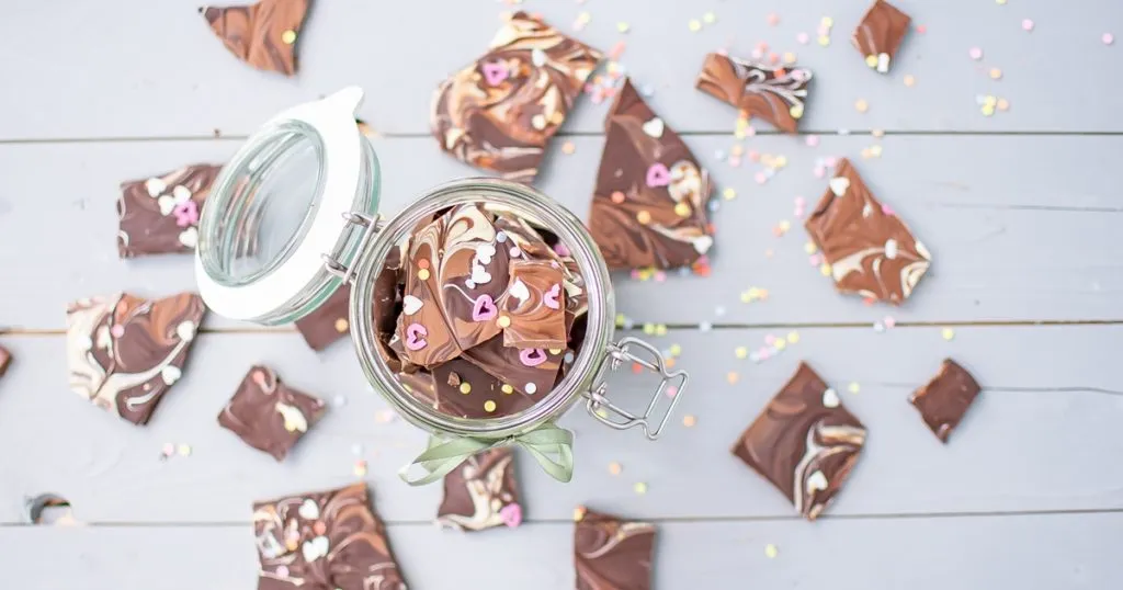 Geschmolzene Schokolade auf einem Backblech im Ofen, bereit zur weiteren Verarbeitung für Bruchschokolade selber machen.