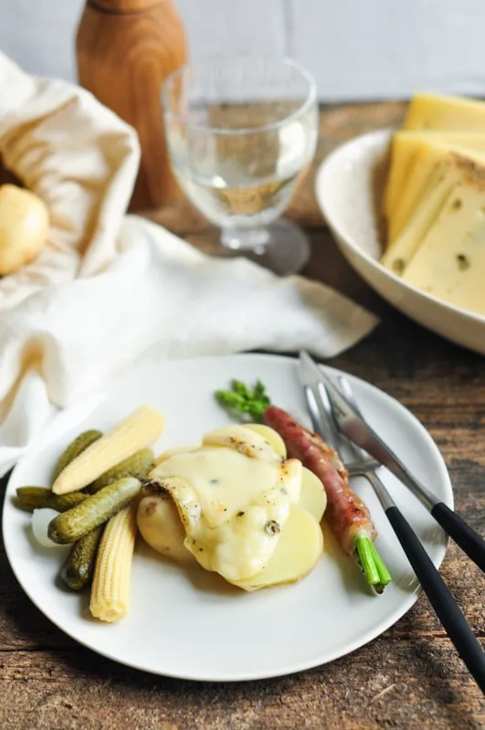 geschmolzener raclette käse auf kartoffeln