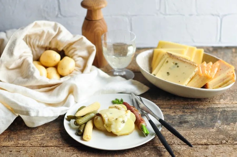 geschmolzener raclette käse mit kartoffeln