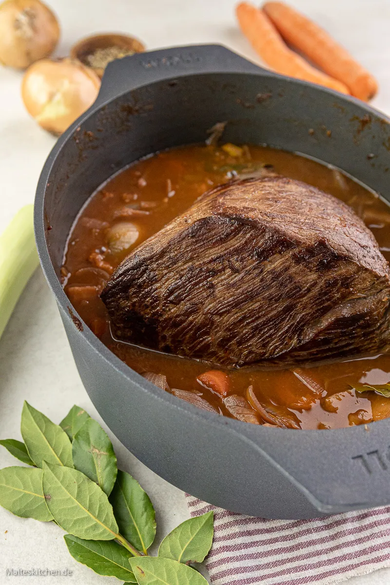 Geschmorter Rinderbraten mit Sauce.