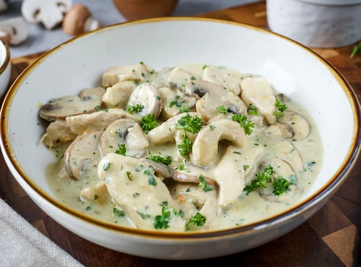 Geschnetzeltes mit Champignons in einer Pfanne