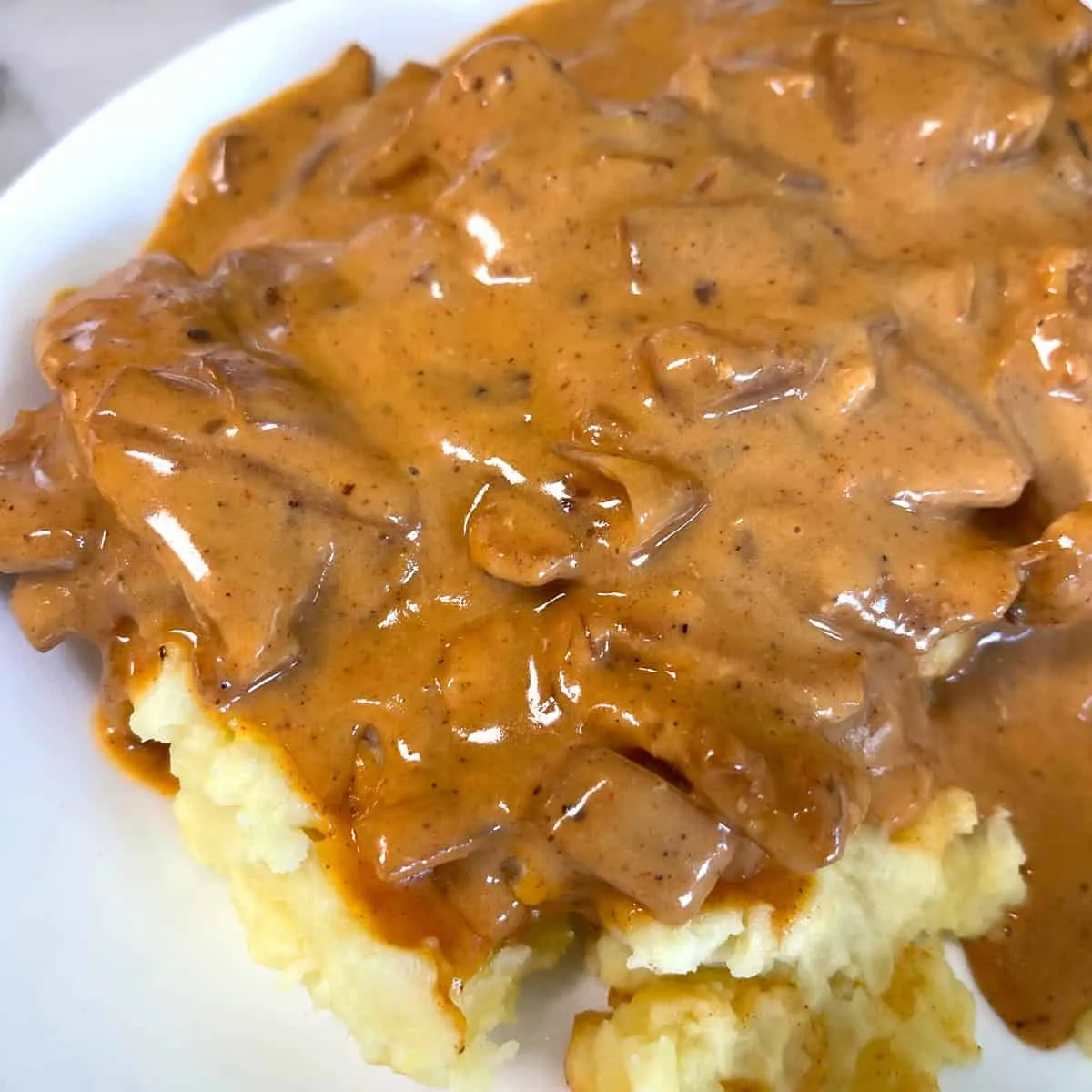 Geschnetzeltes Rezept: Traditionelles deutsches Schweinefleisch mit Pilzrahmsoße, einfach zubereitet