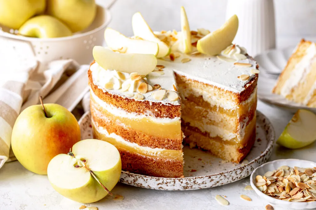 Geschnittener Golden Delicious Apfel, perfekt für süße Backwaren
