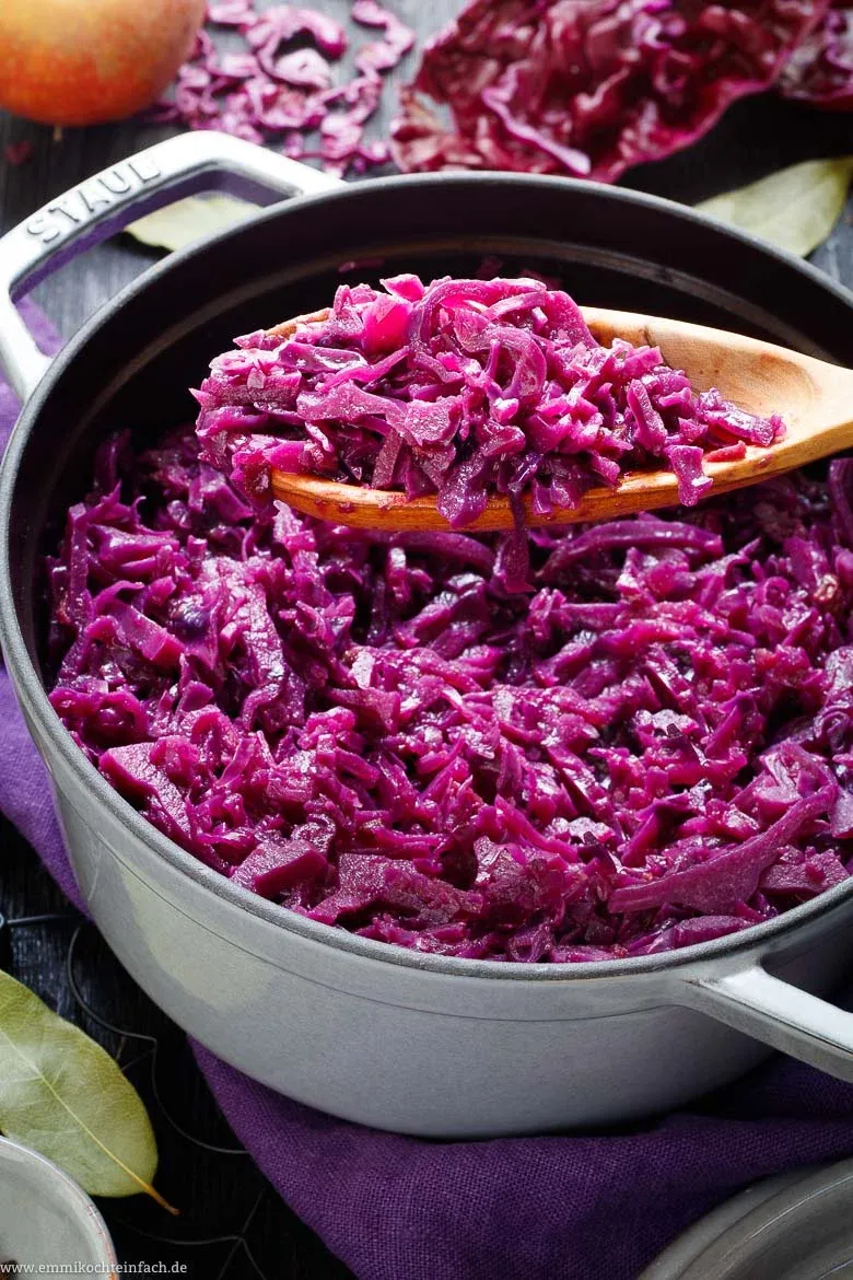 Geschnittener Rotkohl, Äpfel, Zwiebeln und Gewürze bereit für die Zubereitung