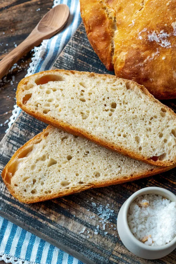 Geschnittenes Brot mit Butter und frischen Kräutern