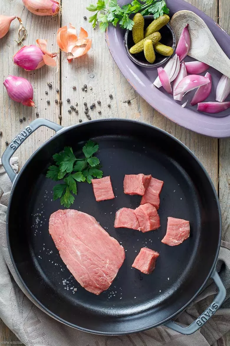Geschnittenes Rinderfilet in Würfeln und Scheiben auf einem Schneidebrett, bereit zur schnellen Zubereitung in der Pfanne.