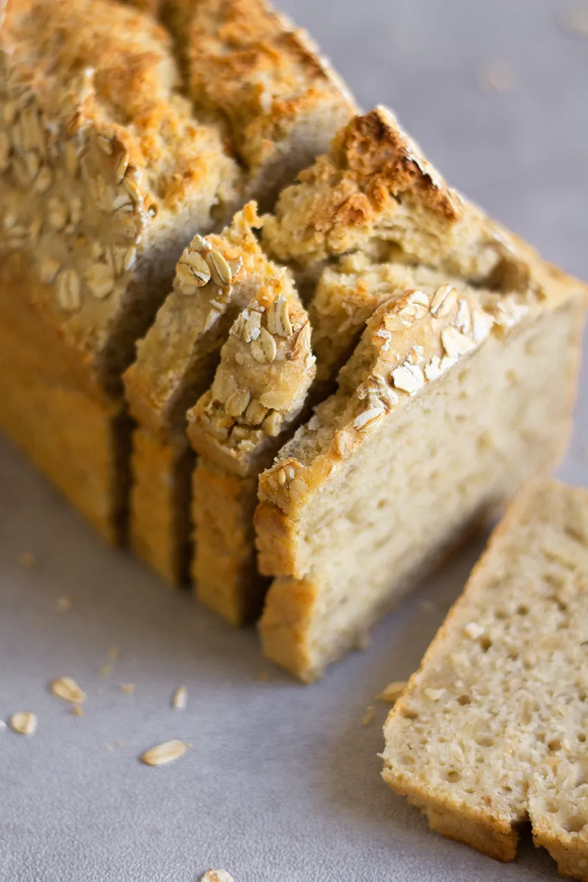Geschnittenes schnelles Dinkelbrot mit Saaten, einfach selbst gebacken