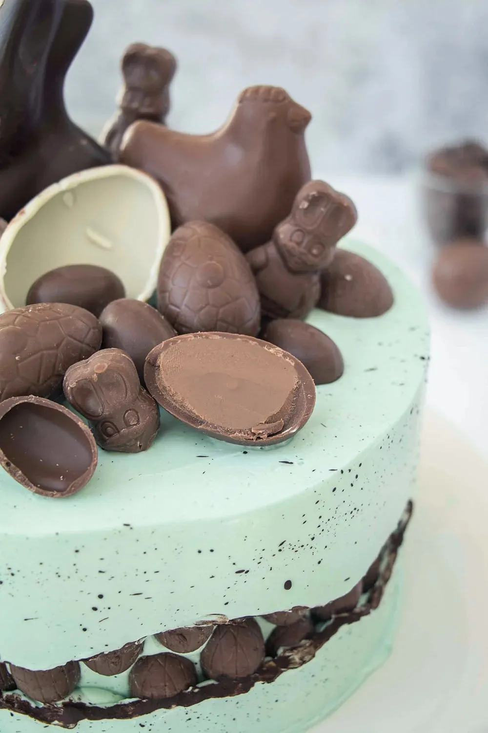 Gesprenkelte Fault Line Ostertorte mit Himbeer-Frischkäse-Füllung und Schokoladen-Ostereiern