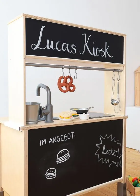 Gestaltungsbeispiel einer IKEA DUKTIG Kinderküche mit Kreidetafel-Rückwandfolie