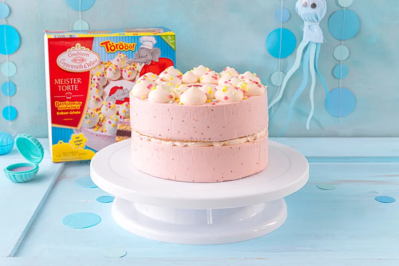 Gestapelte Coppenrath &amp; Wiese Benjamin Blümchen Torten, bereit als Fundament für die mehrstöckige Meerjungfrauen-Torte