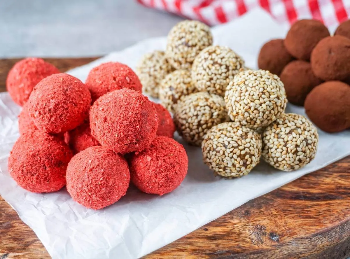 Gesunde Energiebällchen, perfekt als Snack für zwischendurch.