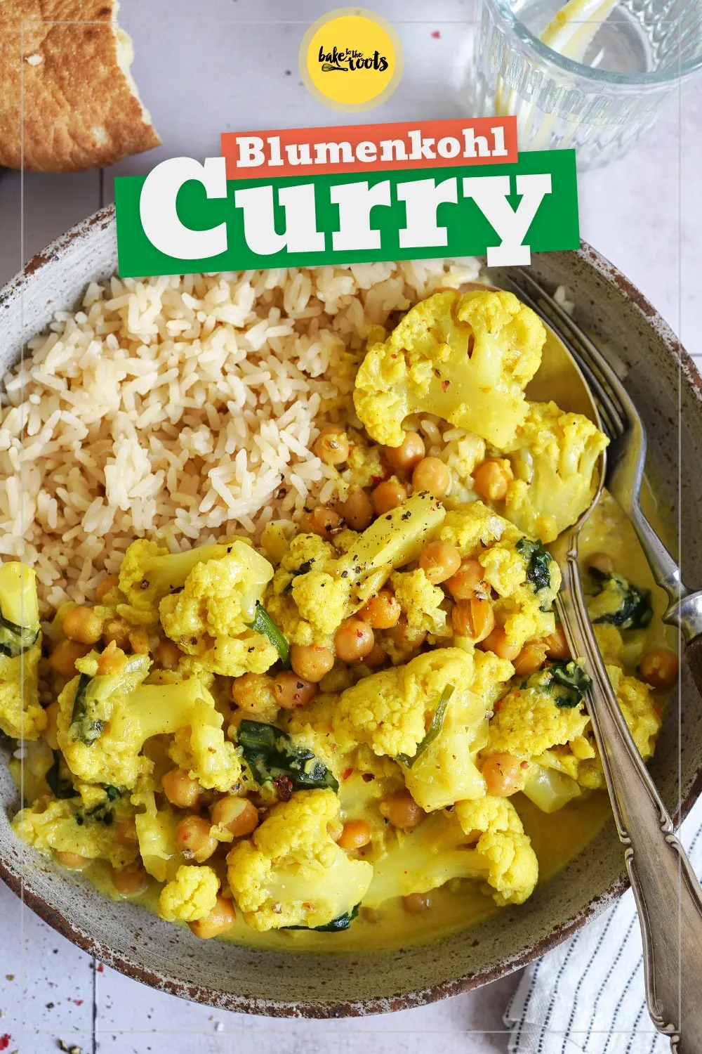 Gesunde und farbenfrohe Zutaten für ein Blumenkohl-Kichererbsen-Curry auf einem Holzbrett