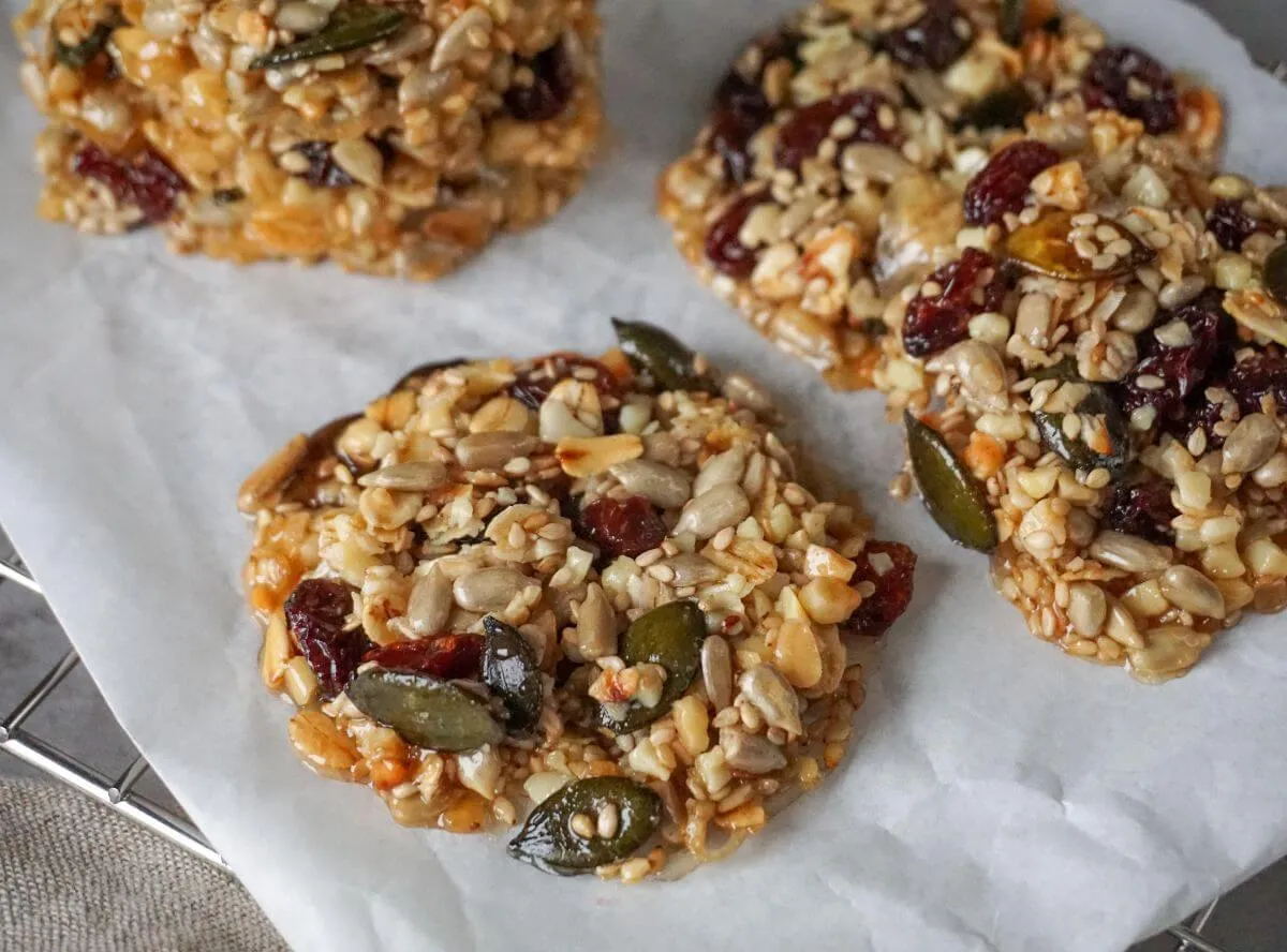 Gesunde Vitalkekse mit Haferflocken und getrockneten Früchten