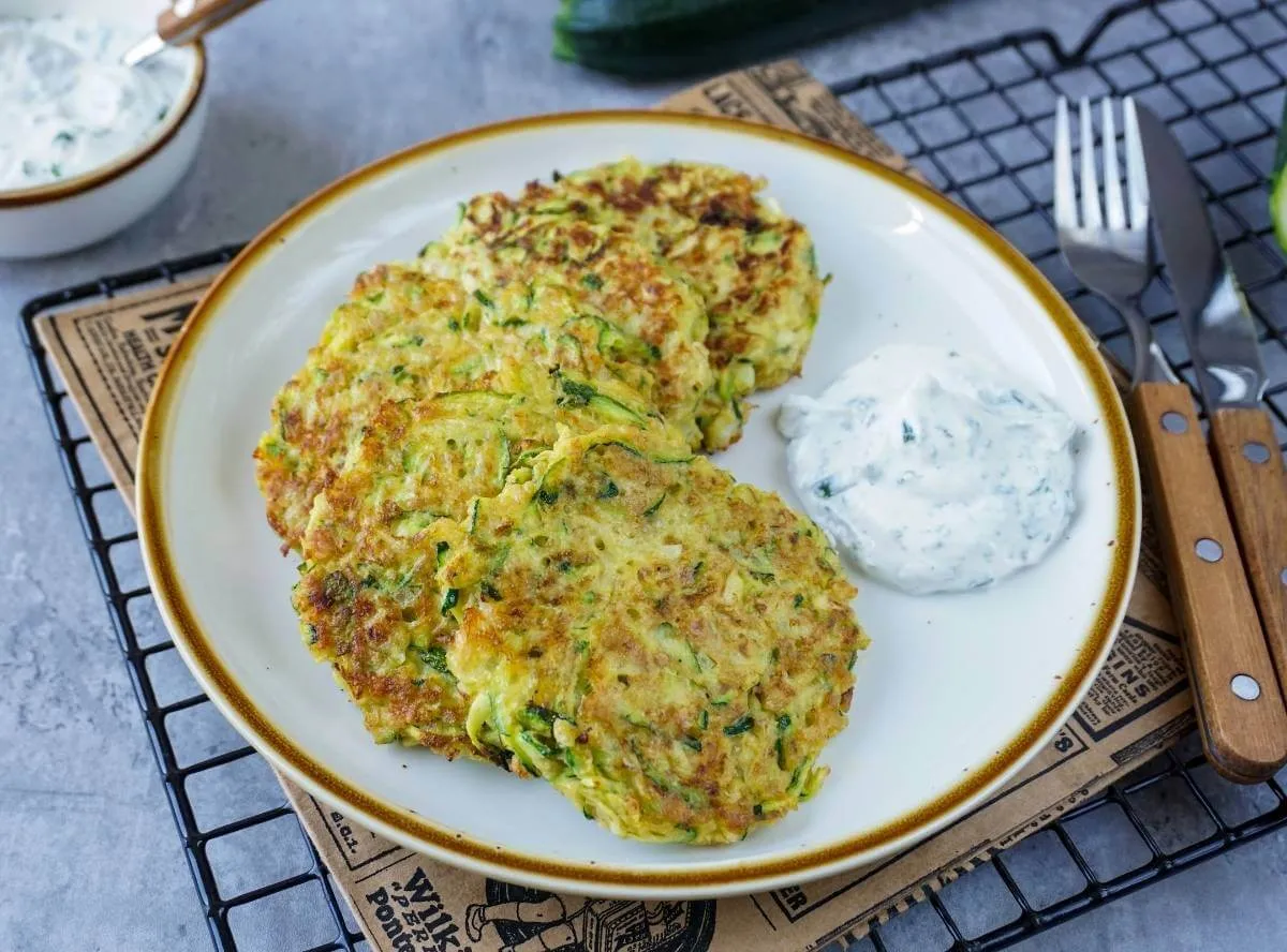 Gesunde Zucchinipuffer mit Haferflocken