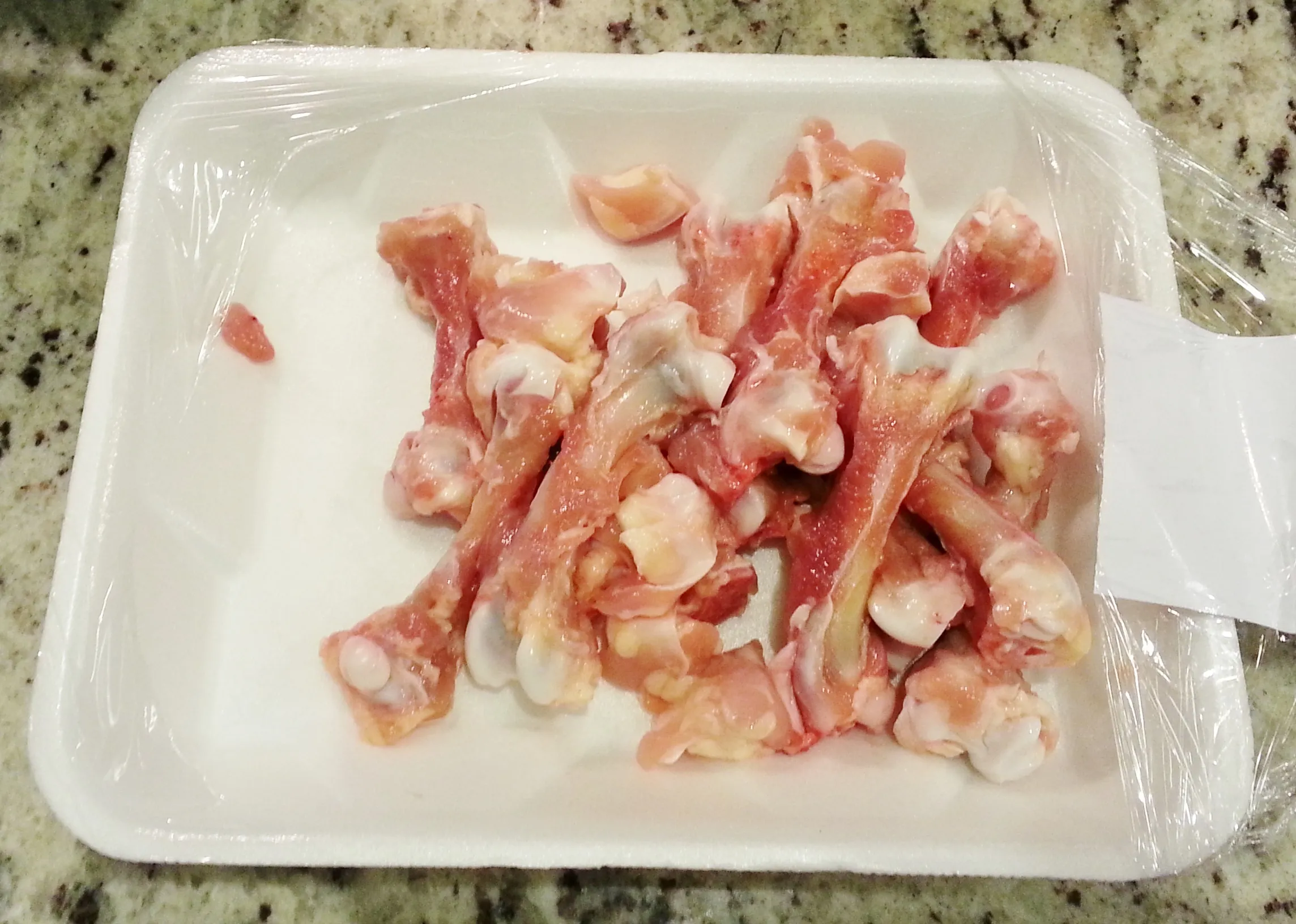 Gesunde Zutaten in Schalen und einer Rührschüssel