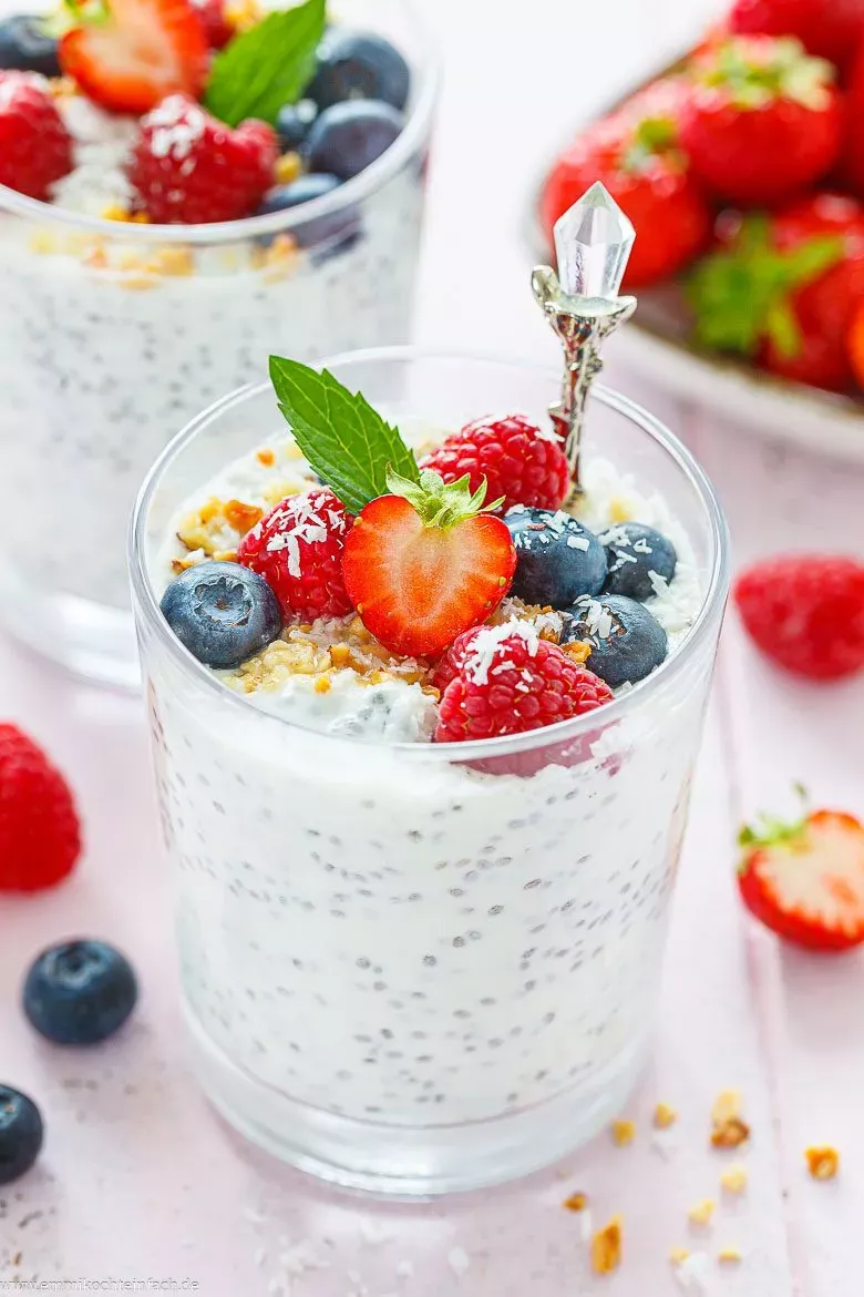 Gesunder Chia-Pudding mit Beeren und Kokosraspeln