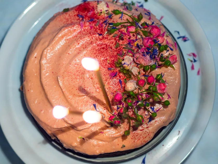 Gesunder Geburtstagskuchen September mit Rote Bete und Blumen