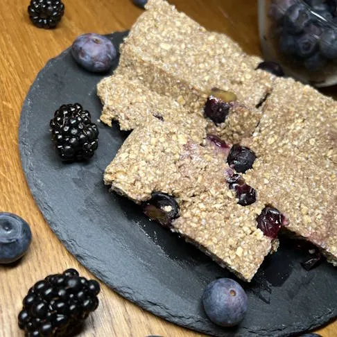 Gesunder und nährstoffreicher Snack für Zwischendurch: Blaubeer-Hafer-Riegel, ideal für Arthrose Ernährung Rezepte.