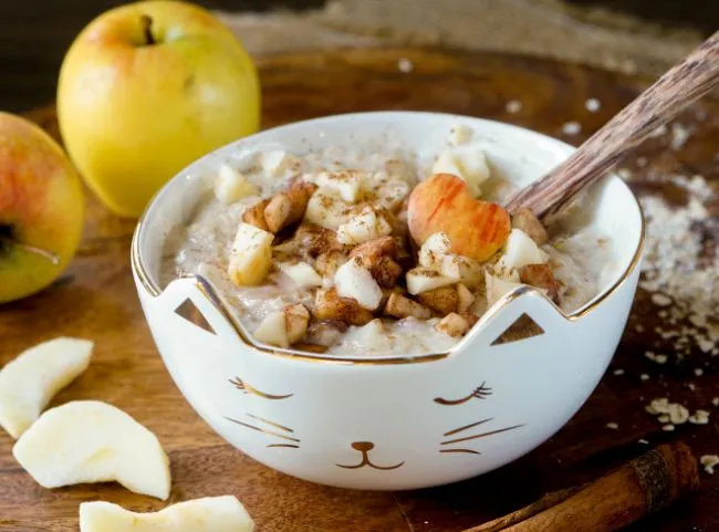 Gesundes Apfel-Zimt-Porridge, ein schnelles Frühstück oder Dessert
