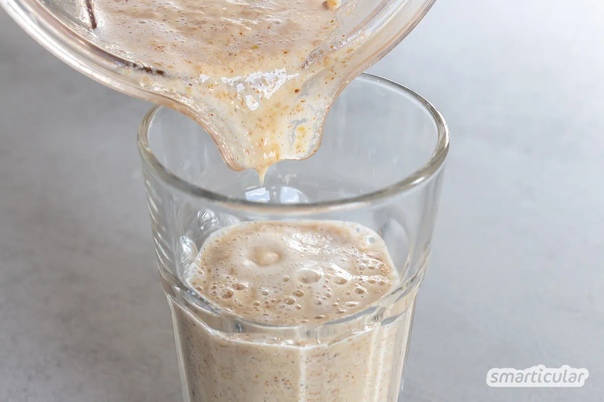Gesundes Frühstück zum Trinken mit Beeren und Haferflocken