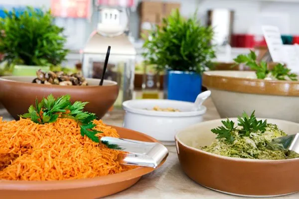 Gesundes und kostenfreies Mittagessen in einer schwedischen Schulmensa als Teil der Ganztagsbetreuung