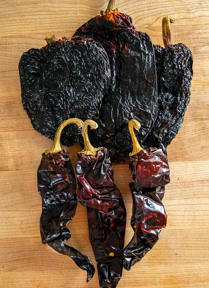 Getrocknete Chilis: Ancho und Guajillo für Chili con Carne